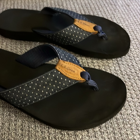 Women's size 9 LL Bean flip flop. Navy blue and white. - Picture 3 of 3